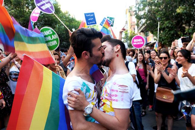 Una columna sobre la marcha gay que sacó del clóset la intolerancia