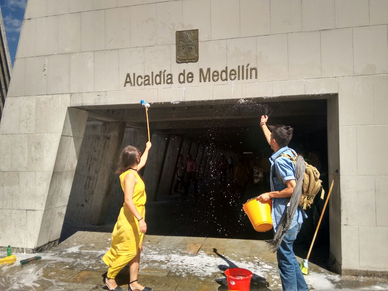 Ciudadanos dicen que la Alcaldía está ‘sucia’ y se reúnen a lavarla