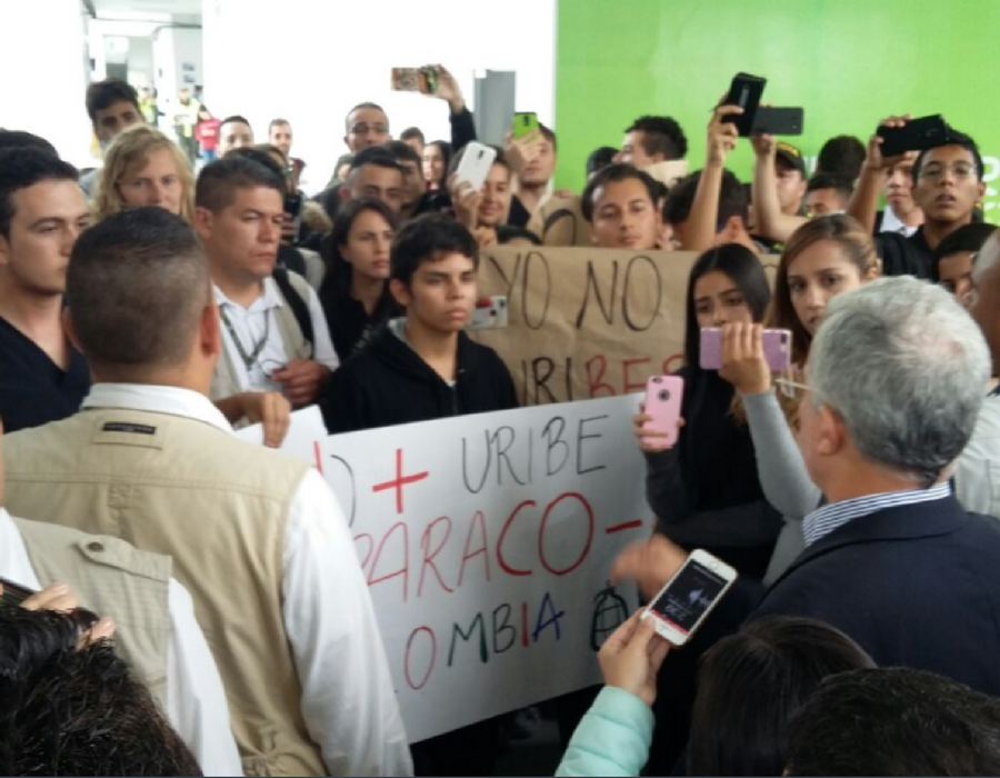 Con sangre protestan en Manizales por visita de Uribe